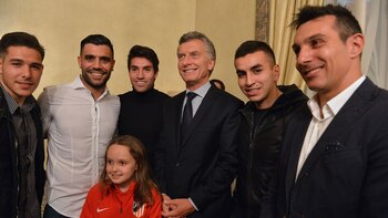 Augusto Fernández, Nicolás Gaitán, Ángel Correa y el ex jugador Gustavo López, junto al Presidente