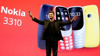 Arto Nummela, CEO de Nokia-HMD, muestra