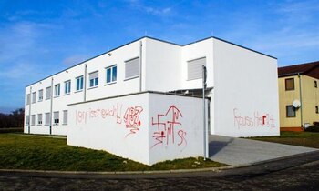 Esvásticas pintadas en la fachada