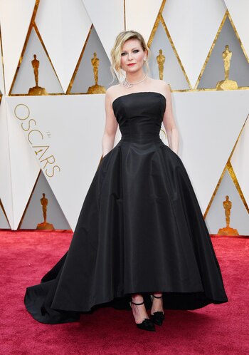 Total black para Kirsten Dunst