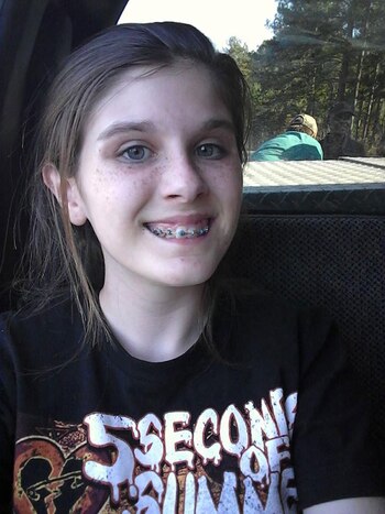 Haley toma una selfie. Detrás