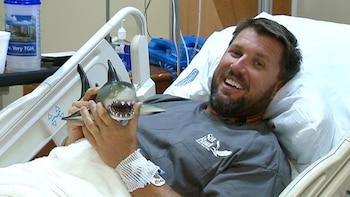 Erik Norris recuperándose tras haber sido mordido por un tiburón