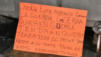 La cartulina hallada junto a