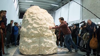 El cierre de la roca ante las cámaras, en el museo parisino Palacio de Tokio (AFP)