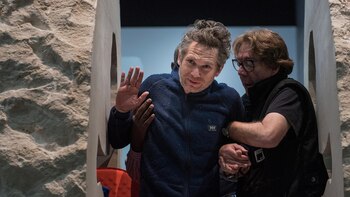 Poincheval siendo asistido para salir del interior de la roca en la que pasó 8 días (AP)