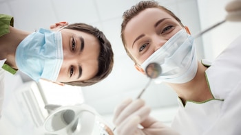 Mantener la mente concentrada en otra actividad durante la cesión del dentista puede ser crucial para sentir menos el dolor durante el tratamiento (iStock)