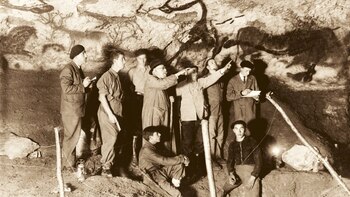 La mundialmente conocida Cueva de Lascaux se ganó su fama gracias a sus pinturas de humanos y animales de hace más de 17 mil años (National Geographic)