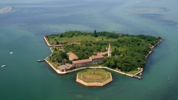 La pequeña isla de Poveglia, cerca de la majestuosa Venecia, en Italia, es catalogada por los locales como uno de los lugares más embrujados del mundo