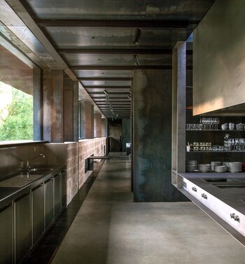 La cocina conduce a un