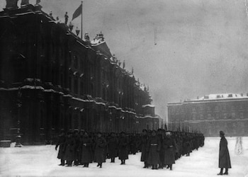 Soldados revolucionarios en la plaza