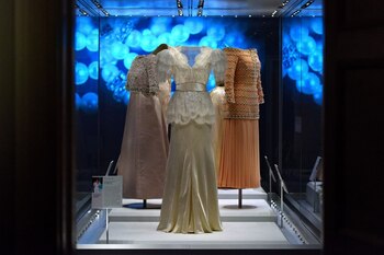 Piezas únicas del guardarropas de la princesa Lady Di diseñadas por Bruce Oldfield (Photo by Ben Pruchnie/Getty Images)