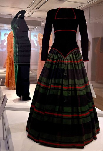El vestido verde y rojo en terciopelo con el sello de Catherine Walker (Photo by Ben Pruchnie/Getty Images)