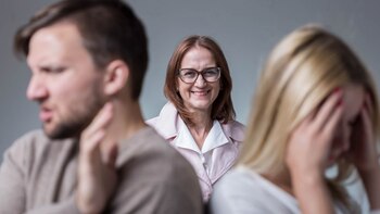 La figura de la suegra es una construcción simbólica y social fuertemente instalada (iStock)