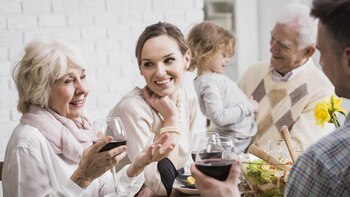Para muchas madres es dificil desprenderse de sus hijos y aceptar que son adultos (iStock)