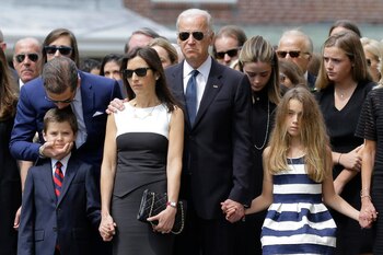 Hunter Biden, besa su sobrino Hunter,