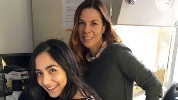 A la derecha, la profesora Magdalena Zernicka-Goetz