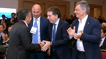 El gobernador Alfredo Cornejo, junto al presidente del CEM, Federico Ostropolsky, recibieron a los ministros Nicolás Dujovne y Francisco Cabrera (Prensa Hacienda)