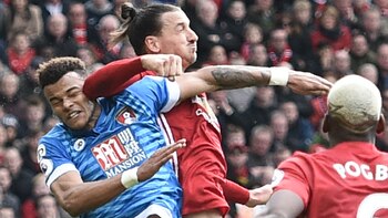 El codazo de Ibrahimovic a