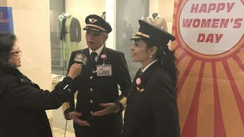 La comandante y su copiloto tras completar el vuelo (@flySFO)