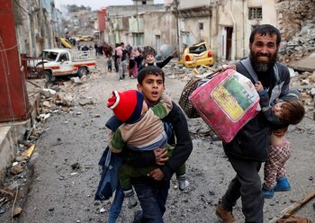 Los iraquíes de Mosul huyen