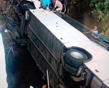 Así quedó el autobús tras