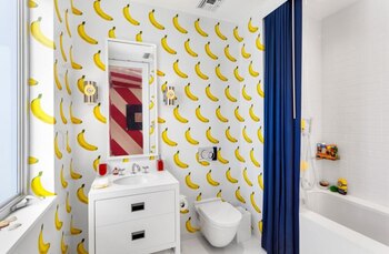 El baño de visitas con