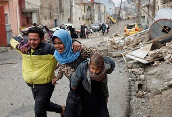 Una mujer huye de los