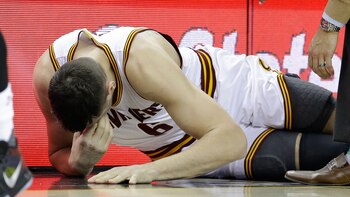 Andrew Bogut quedó tendido tras