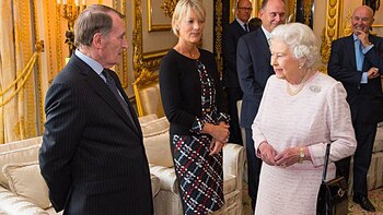 La reina tiene un timbre