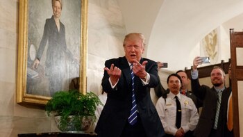 Trump sorprende a visitantes en