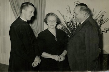 Jorge Bergoglio, joven sacerdote, junto