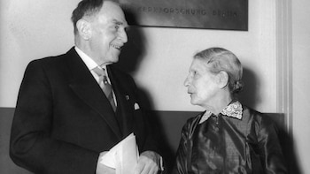 La física Lise Meitner junto