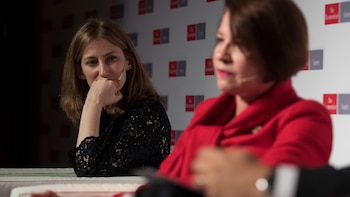 A la izquierda, Fiona Mackie. (Adrián Escandar)