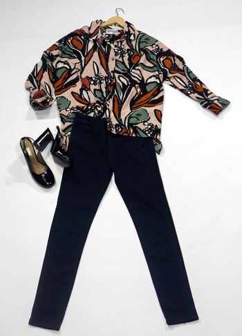 Camisa estampada con pantalones rectos