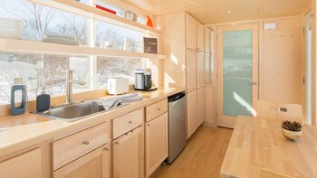 La cocina y una mesa