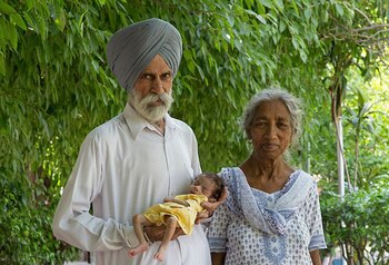 Daljinder Kaur (73), su espos