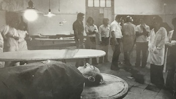 El 10 de agosto de 1977, Roschmann murió de un infarto.Nadie reclamó el cadáver. Buena noticia para los estudiantes de medicina: hacía tiempo que no llegaba un N.N para abrirlo y estudiar sus órganos en campo real. Lo celebraron danzando al sol