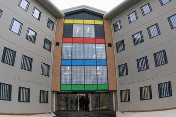 La cárcel ofrece teléfono, computadoras