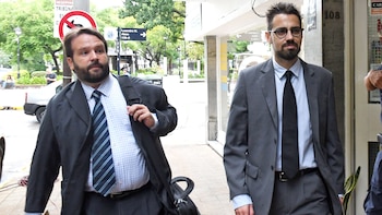 Aliverti junto a su abogado