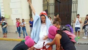 Militantes ultra-feministas en un espectáculo