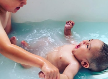 William en la bañadera junto