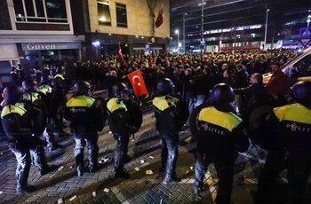 La policía holandesa intenta dispersar