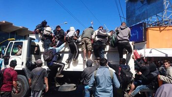 Fans se trepan a camiones: