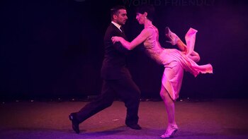 Bailarines de tango mostraron sus