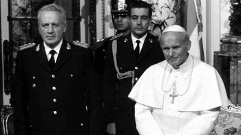 El Papa Juan Pablo II visitó la Argentina en junio de 1982 como “mensajero de paz”