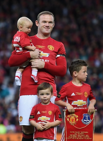 Wayne Rooney junto a sus