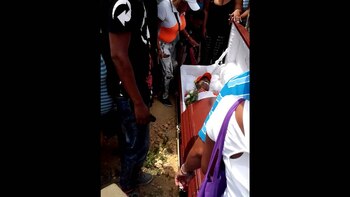 Antes del entierro, la urna