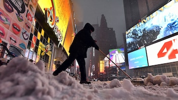 Un hombre ara nieve de