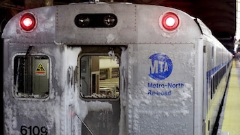Un tren del Metro-North cubierto