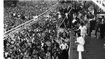 Mick Jagger vestido de blanco